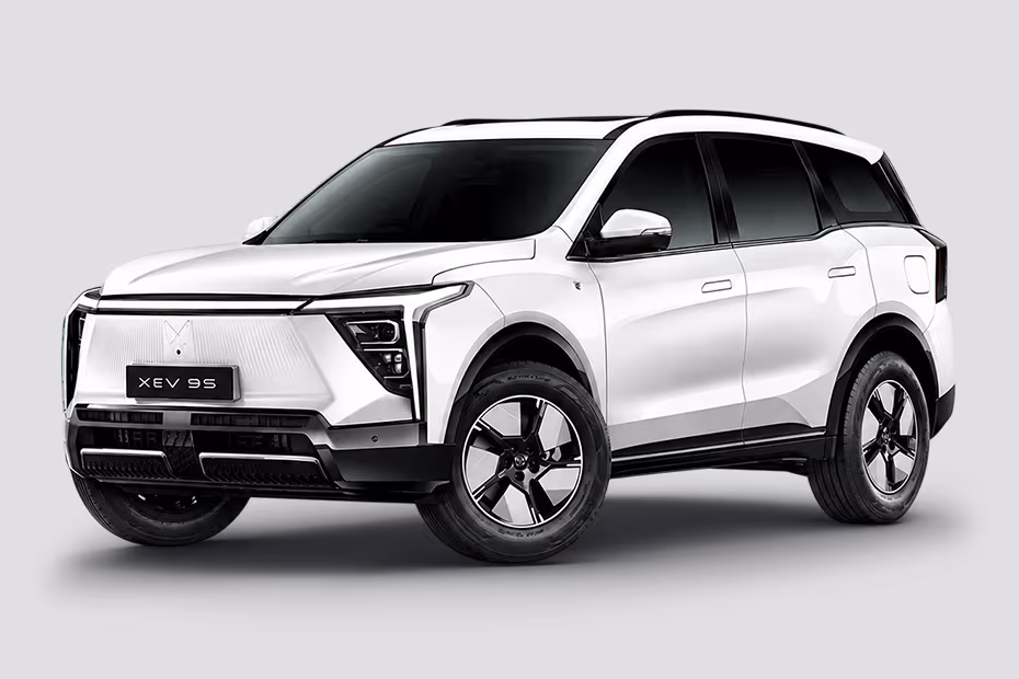 Mahindra XEV 9S Front Left Side Image